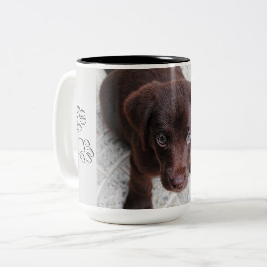 Schattige chocolade labrador Retriever puppy puppy Tweekleurige Koffiemok (Voorkant links)