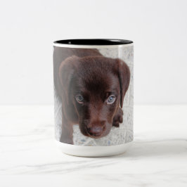 Schattige chocolade labrador Retriever puppy puppy Tweekleurige Koffiemok