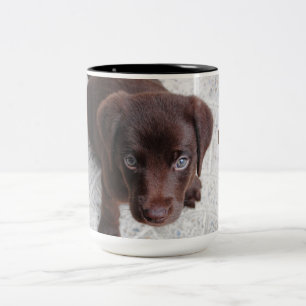 Schattige chocolade labrador Retriever puppy puppy Tweekleurige Koffiemok