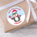 Schattige Christmas Penguin gepersonaliseerd gesch Ronde Sticker<br><div class="desc">Schattigee kleine feestelijke kerstpinguïn met sneeuwvlokken op een sneeuwdag. Deze stickers zijn geweldig van en naar cadeau labels.</div>