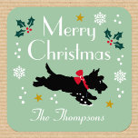 Schattige Christmas Scottie Dog Custom Green Vierkante Sticker<br><div class="desc">Voeg een beetje grillige charme toe aan het vakantieseizoen met deze schattige gepersonaliseerde Kerst stickers! Ze zijn voorzien van originele kunstwerken, met een feestelijke Schotse hond langs in de sneeuw, omgeven door holly's, sneeuwvlokken en sterren. Het kleurenpalet bevat rood, groen, wit en geel goud op een groene achtergrond. Er zijn...</div>