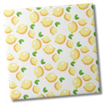 Schattige citrus citroen patroon tegeltje<br><div class="desc">Trendy Eenvoudige Citrus Wit Gele Citroenmolen Patroon keramische tegel. Super lieve kleine print met de klassieke kleine gele citroen. Geweldig voor de liefhebber van snoep of een zomerse print. Of je deze tegel wilt gebruiken als een klein onderzetter of trivet voor een drink of bord... of je wilt gaan groot...</div>