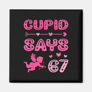 Schattige Cupido zegt 67 grappige meme roze Valent Magneet