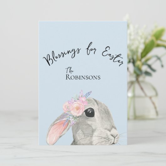 Schattige Curious Grey Rabbit Pink Flowers Blue Ea (Staand voorkant)