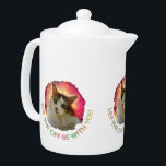 Schattige Cute Calico Cat Theepot<br><div class="desc">Portret van een schattige en schattige calico kat met groene ogen, roze neus en veelkleurige pluizige vacht. Het mooie huisdier kijkt recht in je ogen. Een digitaal schilderij van een foto. Elegante en grappige theepot voor u. . Je kunt het afbeelding veranderen. U kunt desgewenst het afbeelding van uw eigen...</div>