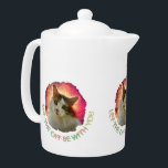 Schattige Cute Calico Cat Theepot<br><div class="desc">Portret van een schattige en schattige calico kat met groene ogen, roze neus en veelkleurige pluizige vacht. Het mooie huisdier kijkt recht in je ogen. Een digitaal schilderij van een foto. Elegante en grappige theepot voor u. . Je kunt het afbeelding veranderen. U kunt desgewenst het afbeelding van uw eigen...</div>