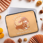 Schattige Dachshund "Life is Wienerful" Retro Kleu Laptop Sleeve<br><div class="desc">Bescherm uw laptop in stijl met deze Schattigee teckel 'Life is Wienerful'-laptophoes. Dit leuke en eigenzinnige ontwerp heeft een schattige teckel, compleet met een schattig fedora-pet, dat perfect de essentie van retro charme vastlegt. De gedempte kleuren van terracotta en sinaasappel geven het een gevoel, waardoor het een heerlijk accessoire is...</div>