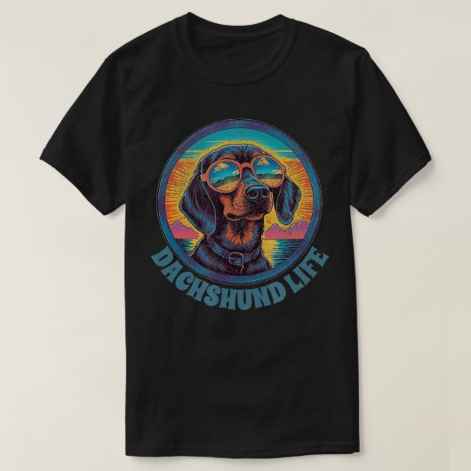 Schattige Dachshund met zonnebril op strand  T-shirt (Design voorkant)