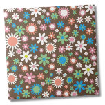 Schattige Daisy bloemmotief Tegeltje<br><div class="desc">Deze levendige groovy bloemenprint ziet eruit alsof hij rechtstreeks uit de jaren 70 of 90 kwam toen hij terugkwam met bloem power action! Kleuren omvatten bruin, roze, blauw, sinaasappel, groen, wit. Of je deze tegel wilt gebruiken als een klein onderzetter of trivet voor een drink of bord... of je wilt...</div>