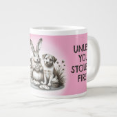 Schattige dieren die koekjes eten delen stelen mor grote koffiekop (Voorkant rechts)