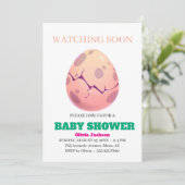 Schattige Dino Egg Hatching Baby shower Uitnodigin Kaart (Staand voorkant)