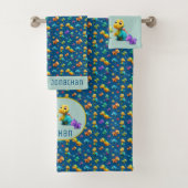 Schattige Dino Patroon Blauwe Naam 3D Dinosaurus B Bad Handdoek (Insitu)
