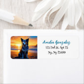 Schattige Dog bij Sunset Serene Ocean Beach Etiket (Insitu)