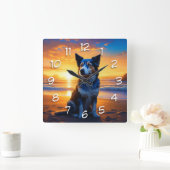 Schattige Dog bij Sunset Serene Ocean Beach Vierkante Klok (Huis)