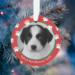 Schattige Dog First Christmas Paw print rood groen Ornament<br><div class="desc">Dit huisdier hond / puppy ontwerp heeft ruimte voor een foto en tekst geaccentueerd met pootafdrukken op rood en groen. Perfect voor hondenliefhebbers! Klik op de knop aanpassen voor meer flexibiliteit bij het wijzigen/toevoegen van tekst en ontwerpelementen! Variaties van dit ontwerp en coördinerende producten zijn beschikbaar in onze winkel, zazzle.com/store/doodlelulu....</div>