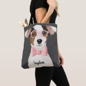 Schattige doodsbange hond met een bril en een stro tote bag (Dichtbij)