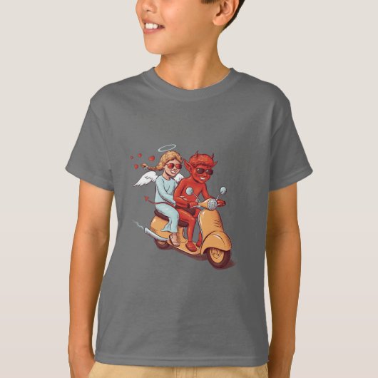 Schattige duivel en engel op een scooter t-shirt (Voorkant)