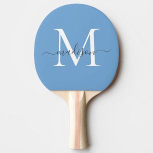 Schattige Dusty Blue White Monogram Elegant Script Tafeltennisbatje