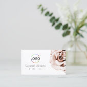 Schattige Dusty Pink Rose Plain White met Logo QR- Visitekaartje (Staand voorkant)