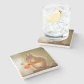 Schattige eekhoorn Een heldere rode aardbei eten Stenen Onderzetter (Zijkant)