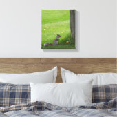 Schattige eekhoorn in de gras canvas afdruk (Insitu (Slaapkamer))