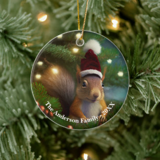 Schattige eekhoorn verstopt in een boomtak Custom Keramisch Ornament