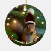 Schattige eekhoorn verstopt in een boomtak Custom Keramisch Ornament (Voorkant)