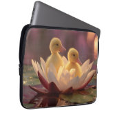 Schattige eendjes in een waterleliebloem laptop sleeve (Voorkant Rechts)