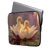 Schattige eendjes in een waterleliebloem laptop sleeve (Voorkant Links)