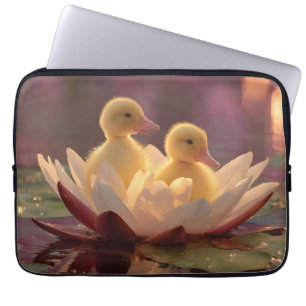 Schattige eendjes in een waterleliebloem laptop sleeve