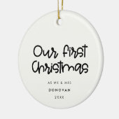 Schattige eenvoudig Onze eerste kersttrouwfoto Keramisch Ornament (Links)