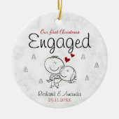Schattige eerste Kerst verloving cartoony paar Keramisch Ornament (Voorkant)