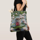 Schattige egel met robijnen hart tote bag (Dichtbij)