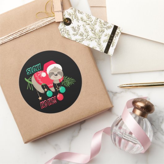 Schattige en Grappig Santa's Sloth Slow Ho Ho Ronde Sticker (Geschenken)