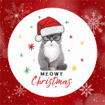 Schattige en Schattigee Santa Kitten Meowy Christm Ronde Sticker<br><div class="desc">Dit schattige en schattige Meowy kerstkitten zal het perfecte ontwerp zijn om op je stickers te hebben. Het ontwerp is voorzien van een schattig grijs kitten met een zwarte lijsten bril, volle baard en snor, samen met een Sinterklaas pet. De achtergrond heeft rode, groene en gouden sterren en/of sneeuwvlokken. Perfect...</div>