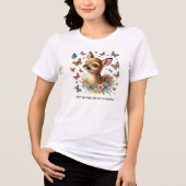 Schattige Fawn Kijkt Naar Vlinders In De Weiland Tri-Blend Shirt (Voorkant)