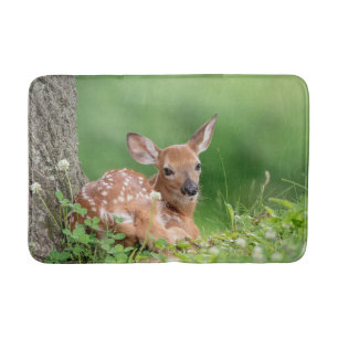 Schattige Fawn leg onder een boom Badmat