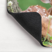 Schattige Fawn leg onder een boom Muismat (Hoek)