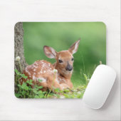 Schattige Fawn leg onder een boom Muismat (Met muis)