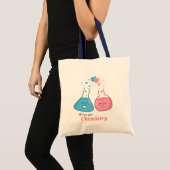 Schattige flessen verliefd, we hebben scheikunde tote bag (Voorkant (product))