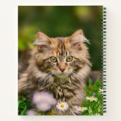 Schattige Fluffy Maine Coon Kitten Cat in Bloemen  Notitieboek (Achterkant)
