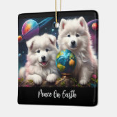 Schattige Fluffy Samoyed Puppies, Vrede op Aarde Keramisch Ornament (Links)