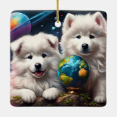 Schattige Fluffy Samoyed Puppies, Vrede op Aarde Keramisch Ornament (Achterkant)