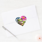 Schattige Frog op Pink Flower Branch met Clouds Hart Sticker (Envelop)