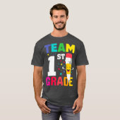 Schattige Funny Pencil Crayon Team 1e klas naar T-shirt (Voorkant volledig)