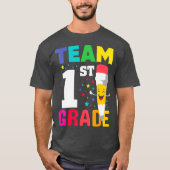 Schattige Funny Pencil Crayon Team 1e klas naar T-shirt (Voorkant)