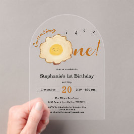 Schattige gebakken ei 1e verjaardag acryl uitnodigingen