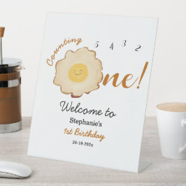 Schattige gebakken ei 1e verjaardag welkom reclamebord met voetstuk