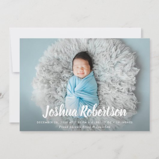 schattige geboortekaart met witte letters aankondiging (Voorkant)