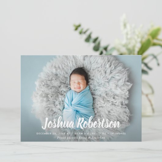 schattige geboortekaart met witte letters aankondiging (Staand voorkant)